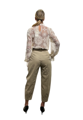 Pantaloni Haveone beige modello carrot con cintura in vita