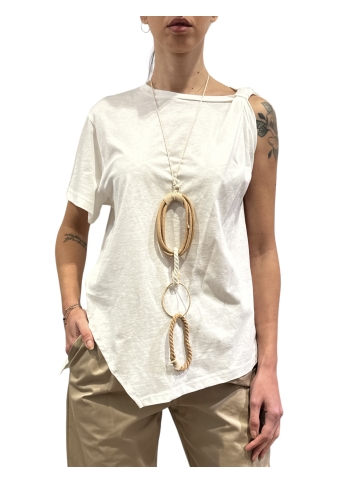 Souvenir - T-Shirt asimmetrica con collana bianca
