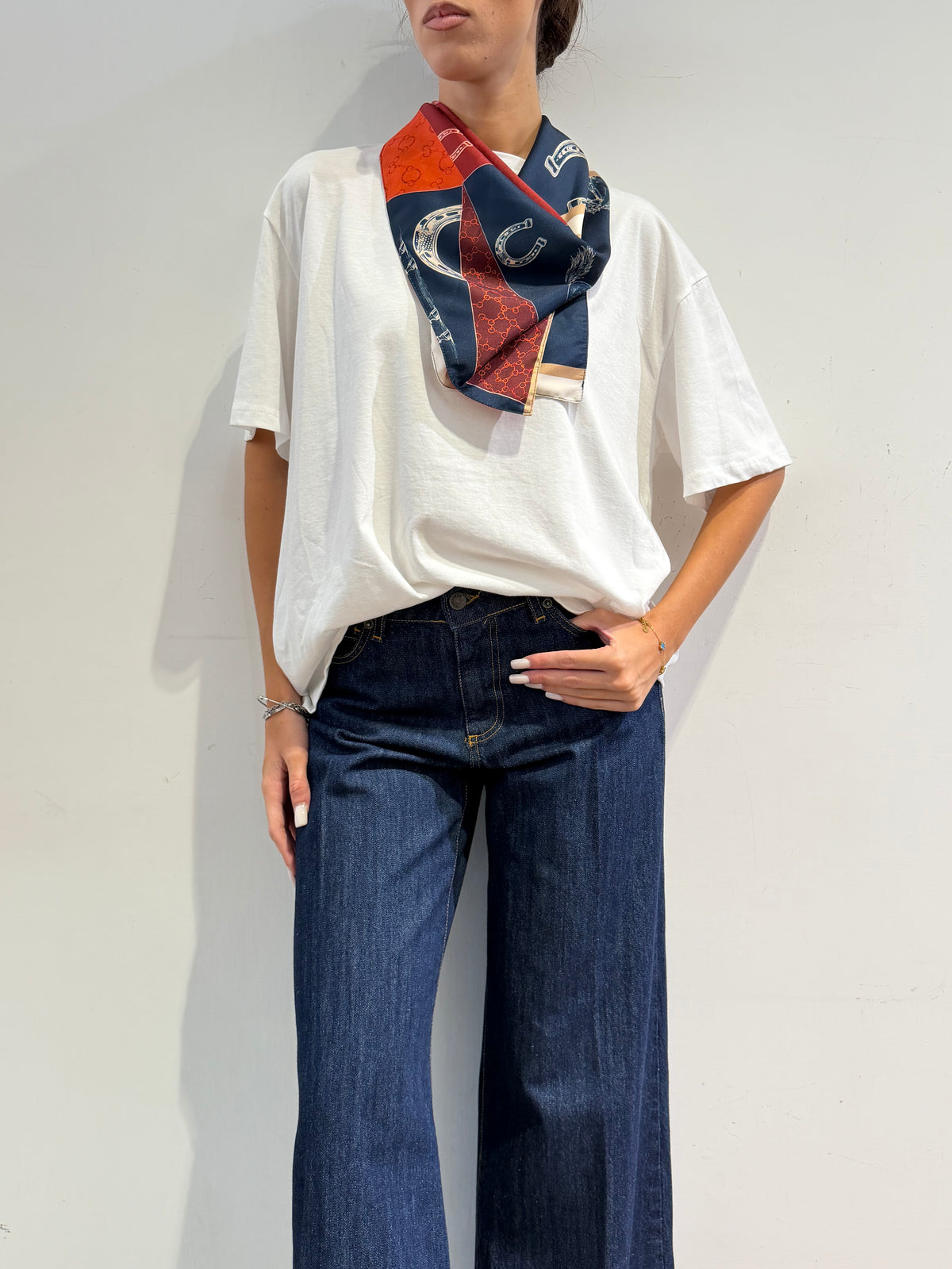 Tensione In - T-Shirt over con foulard bianca