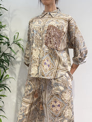 Tensione In - Camicia fantasia etnica tasca con paillettes beige e celeste