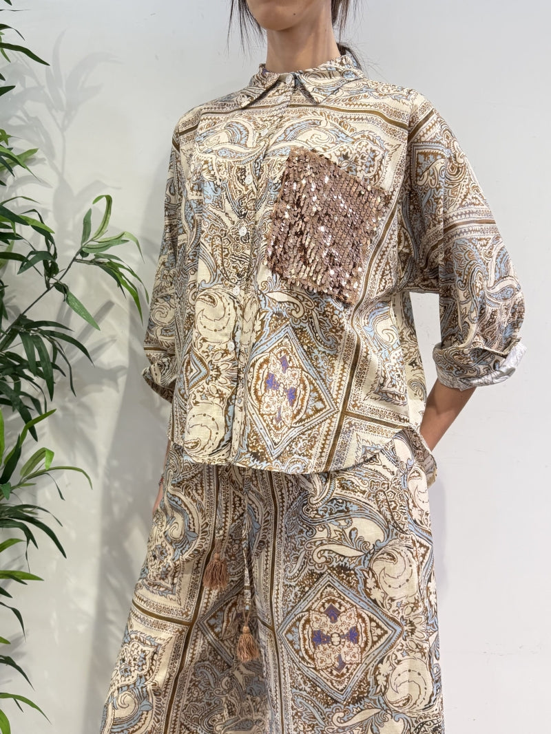 Tensione In - Camicia fantasia etnica tasca con paillettes beige e celeste