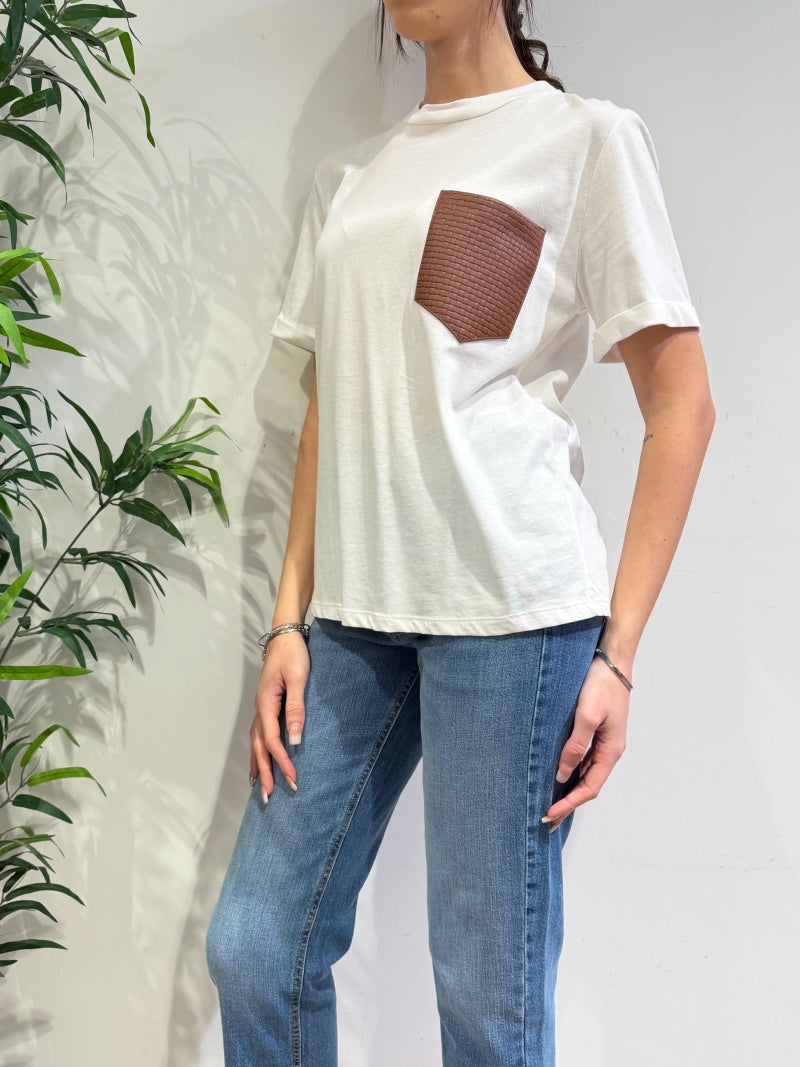 Tensione In - T-Shirt con tasca in ecopelle bianca