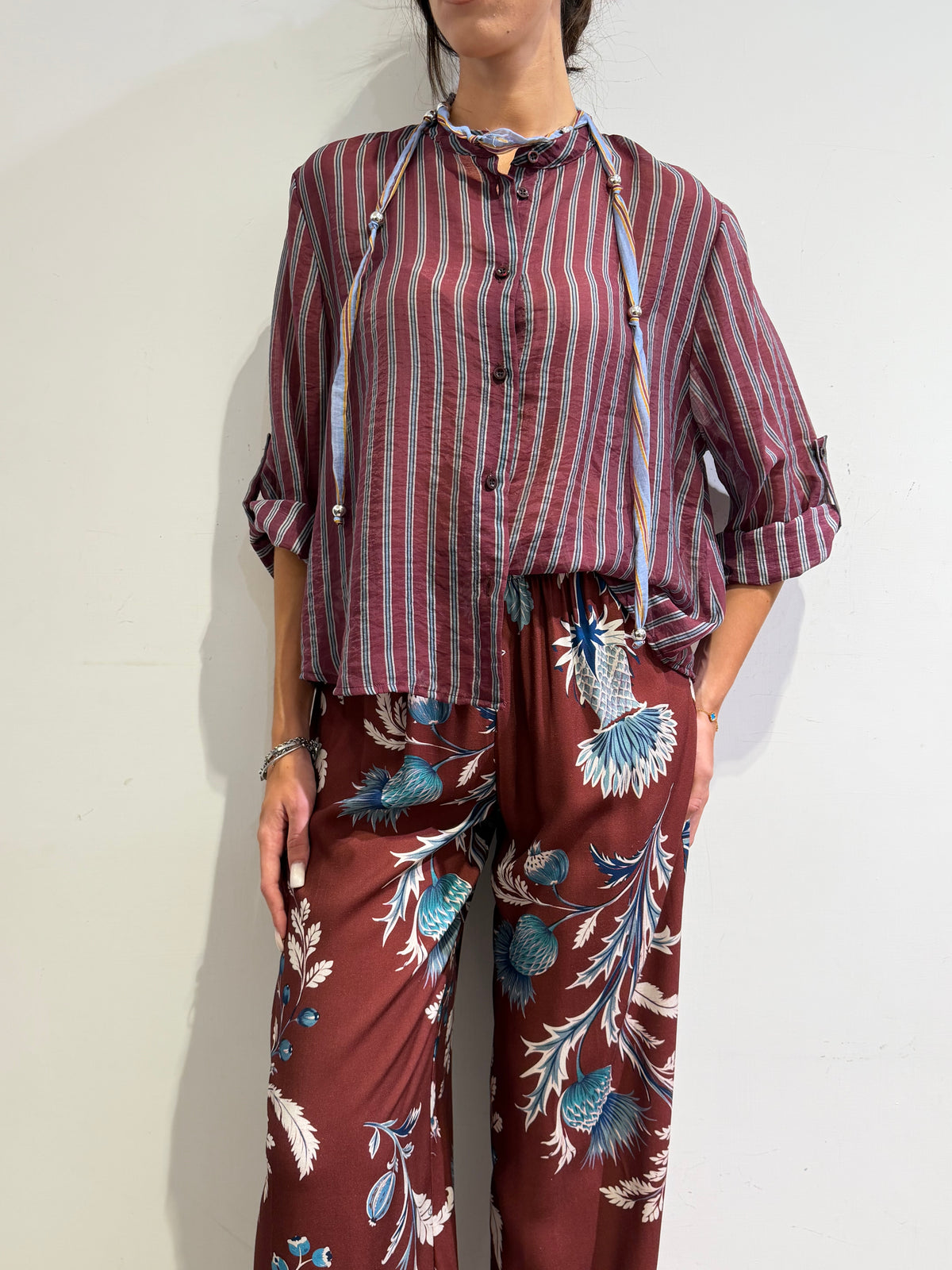 Haveone - Camicia in mussola a righe con collana bordeaux e celeste