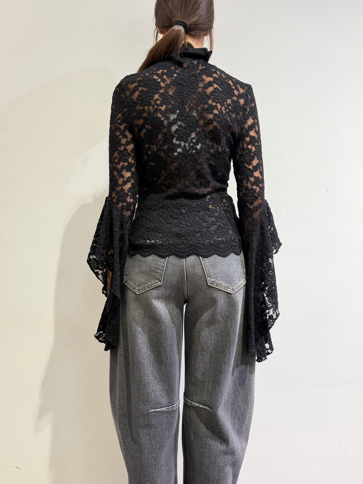 Haveone - Maglia in pizzo con manica campana nera