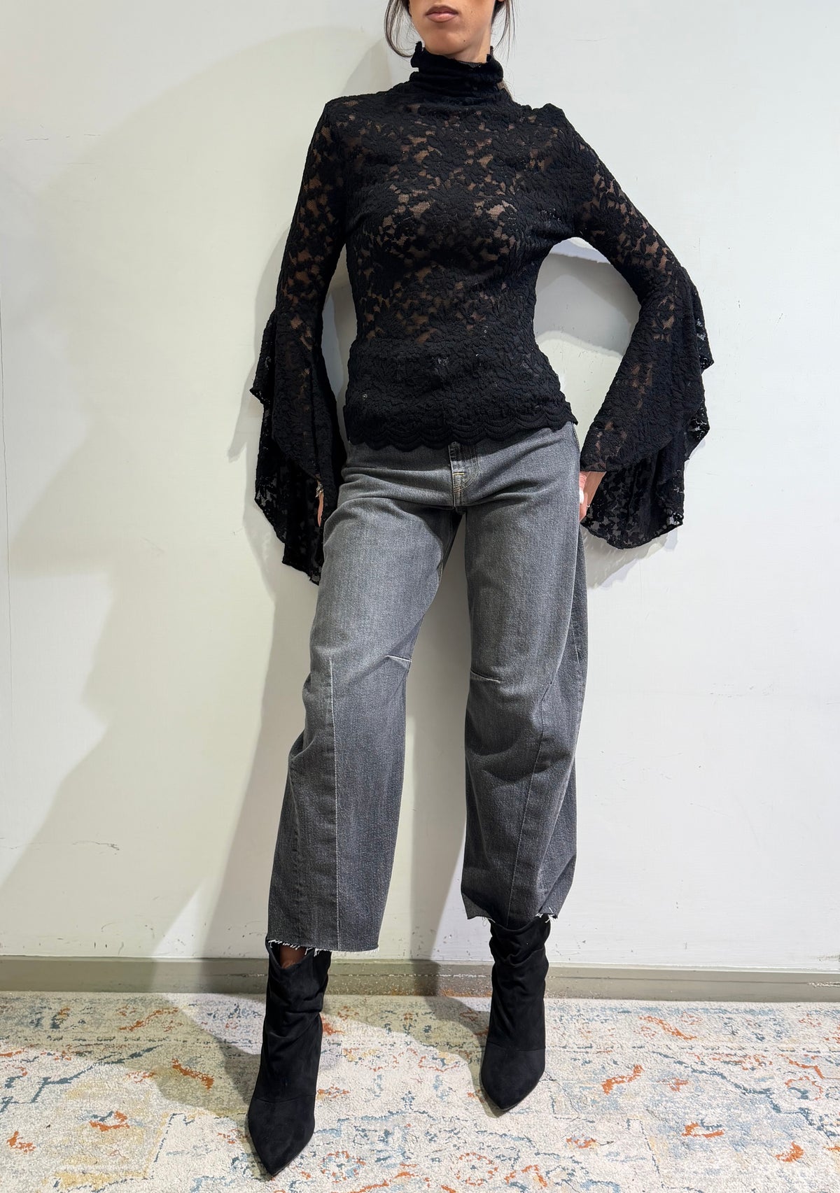 Haveone - Maglia in pizzo con manica campana nera