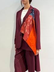 Tensione In - Giacca due bottoni con foulard bordeaux