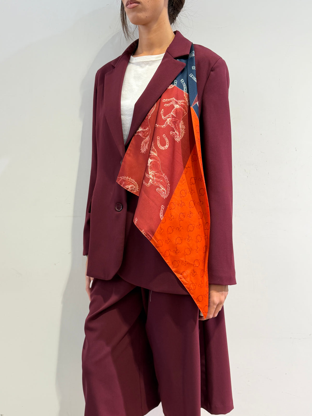 Tensione In - Giacca due bottoni con foulard bordeaux