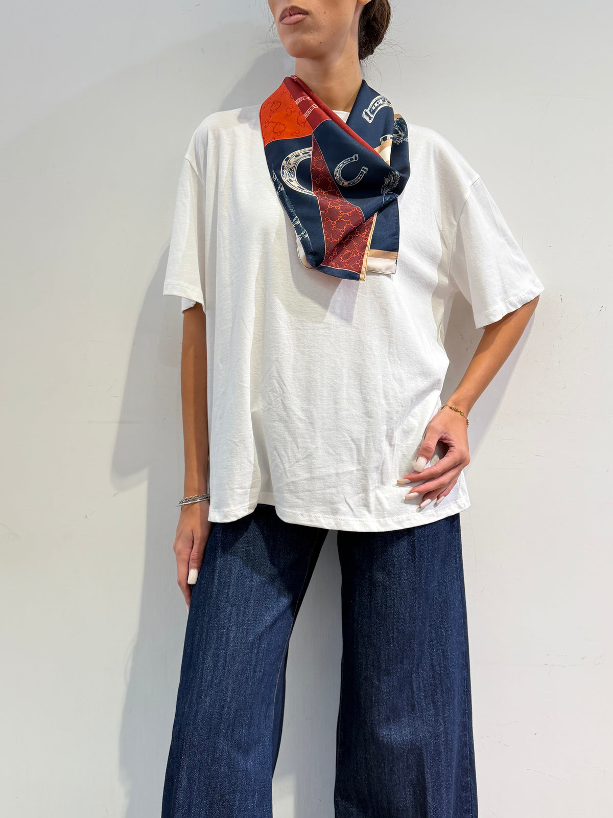 Tensione In - T-Shirt over con foulard bianca