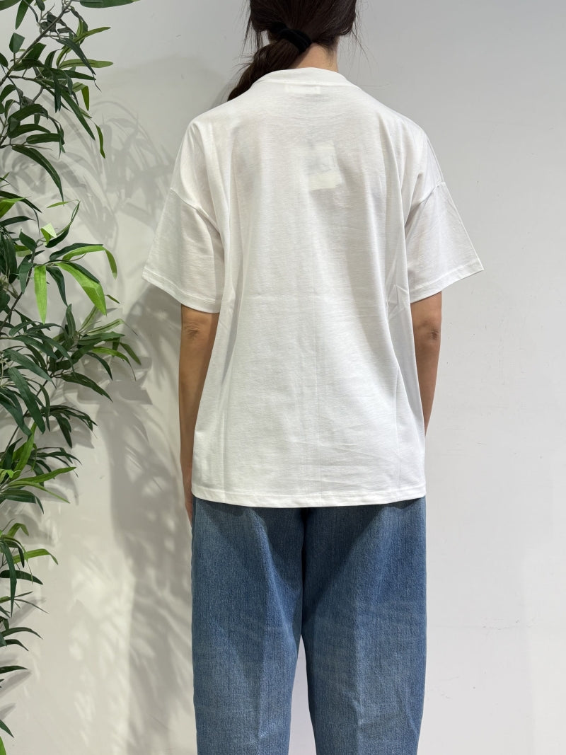 Vicolo - T-Shirt over giornale bianca