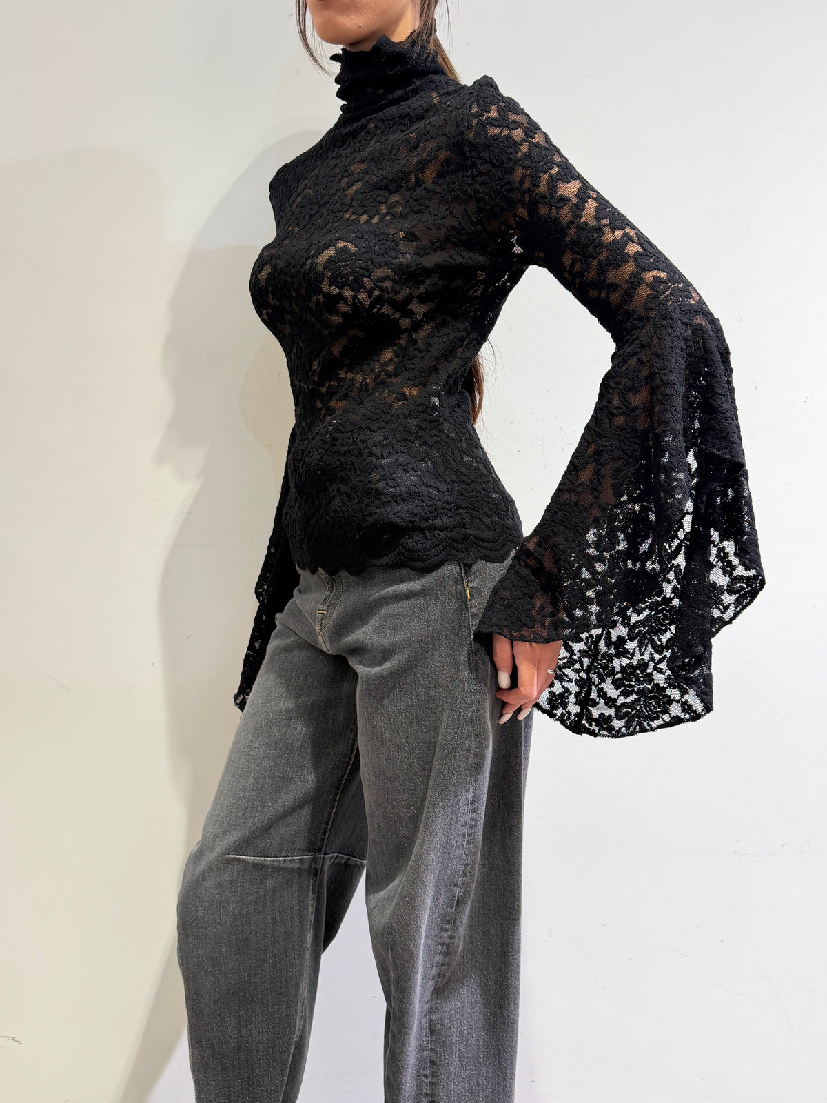 Haveone - Maglia in pizzo con manica campana nera