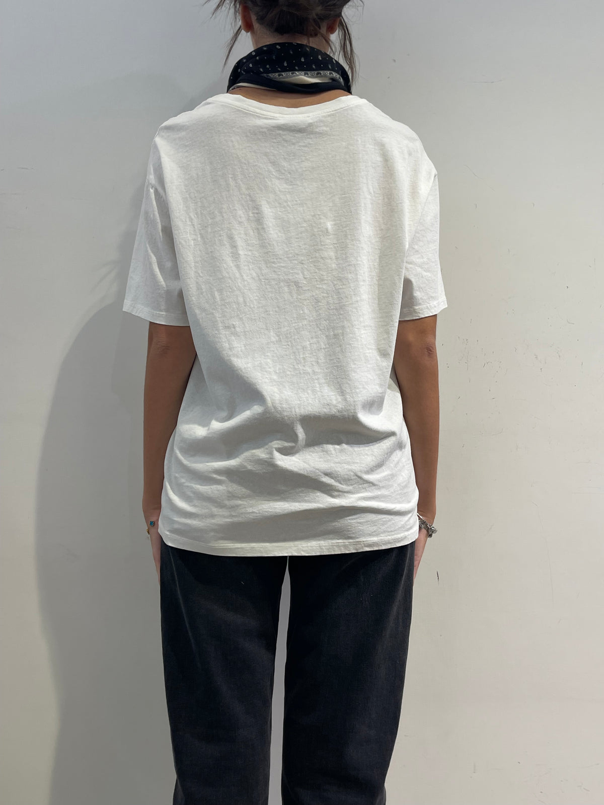Le streghe - T-shirt bianca con bandana fantasia