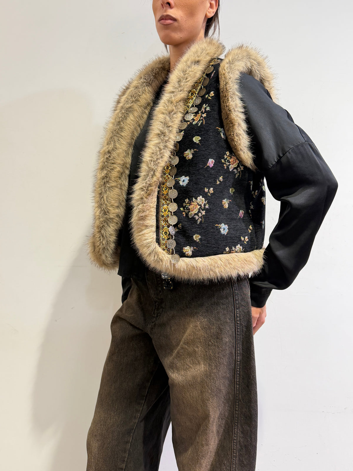 Philia Loft - Gilet con ecopelliccia ricami floreale nero