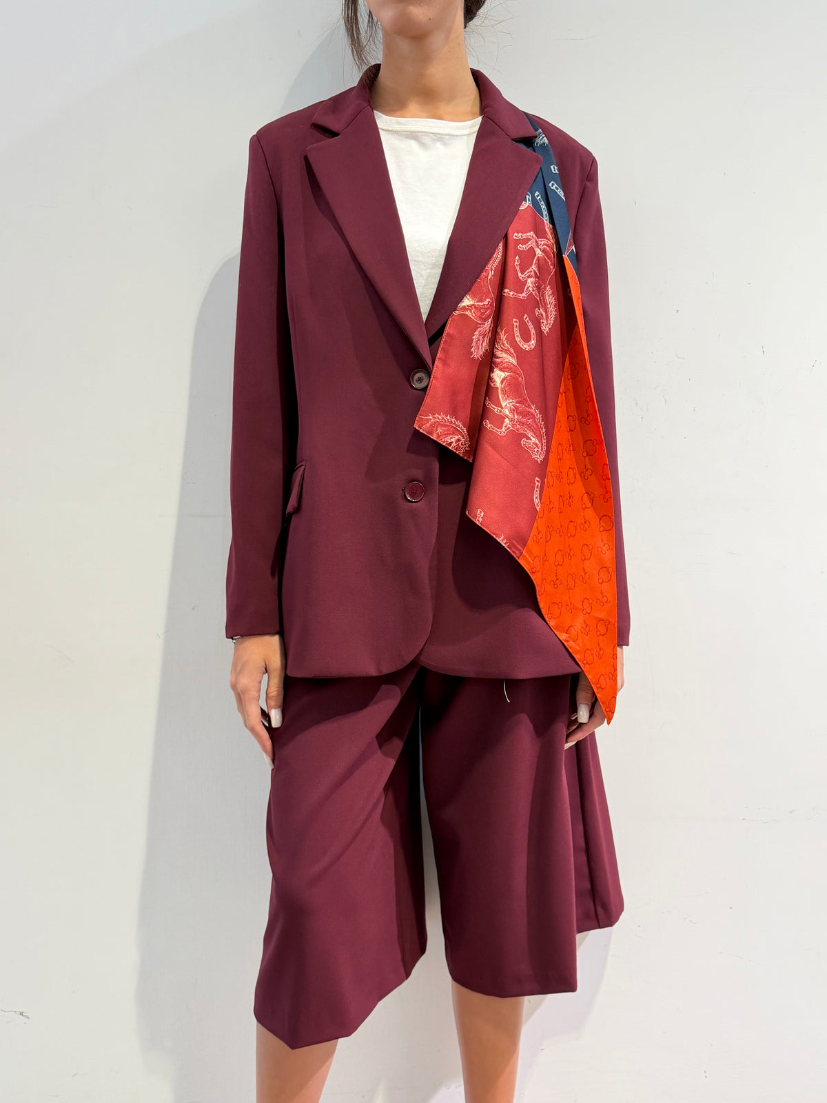 Tensione In - Giacca due bottoni con foulard bordeaux