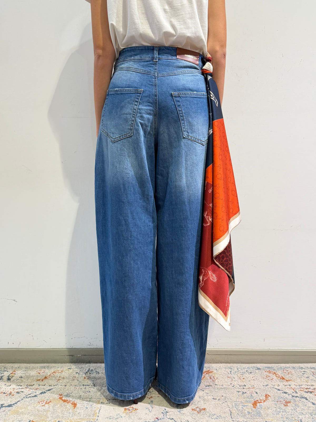 Tensione In - Jeans wide leg con foulard