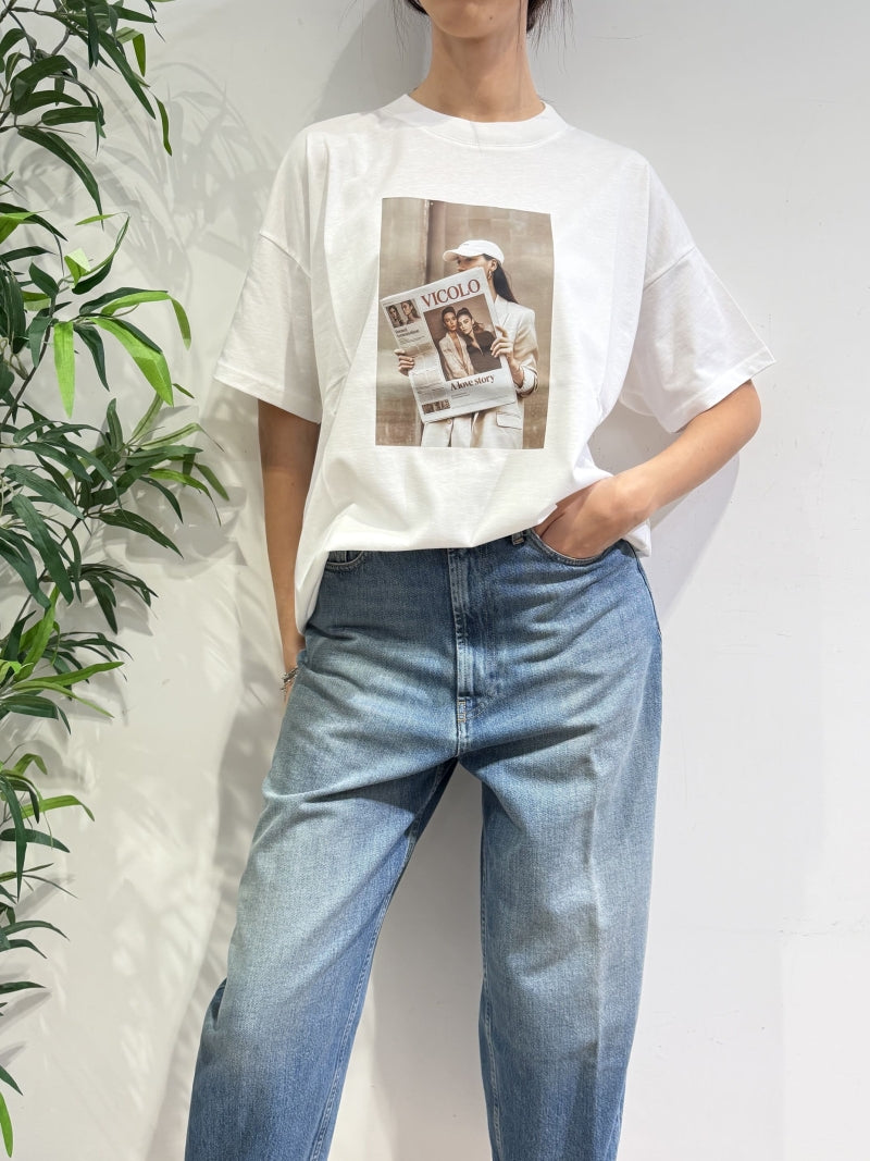 Vicolo - T-Shirt over giornale bianca