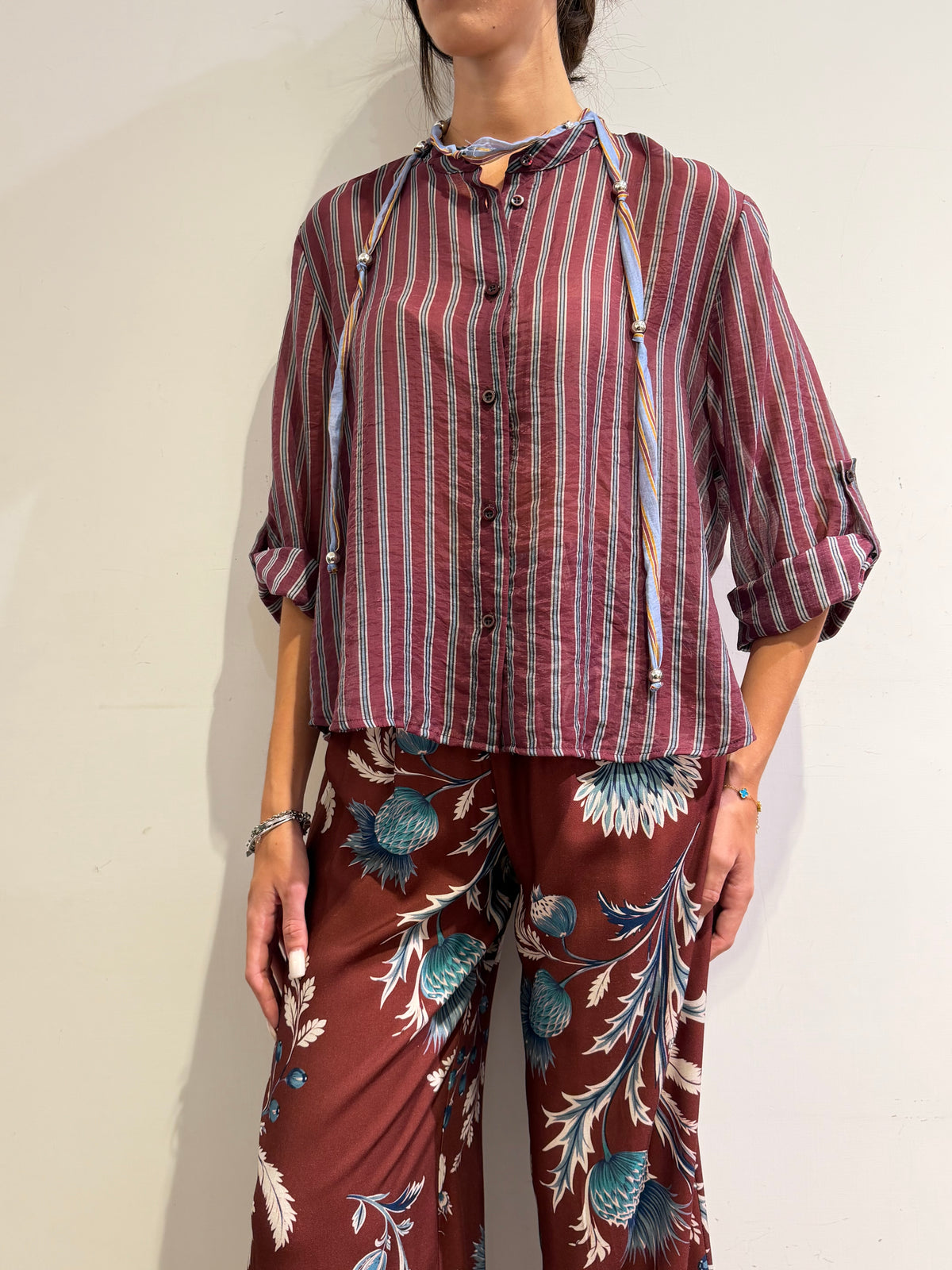 Haveone - Camicia in mussola a righe con collana bordeaux e celeste