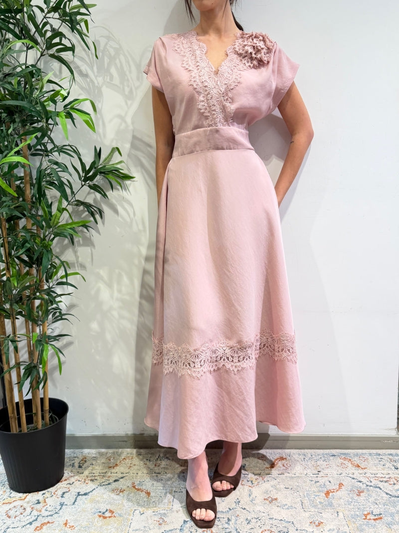 Motel - Vestito con ricami in pizzo e spilla rosa