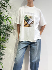 Vicolo - T-Shirt over giornale e tulipani bianca