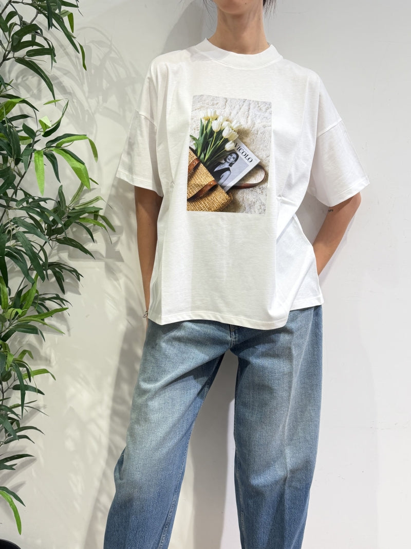 Vicolo - T-Shirt over giornale e tulipani bianca