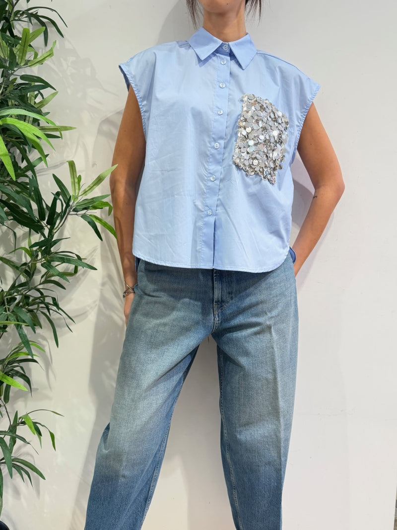 Tensione In - Camicia smanicata tasca paillettes celeste