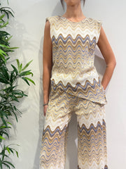 Motel - Blusa smanicata wavy pattern asimmetrica beige