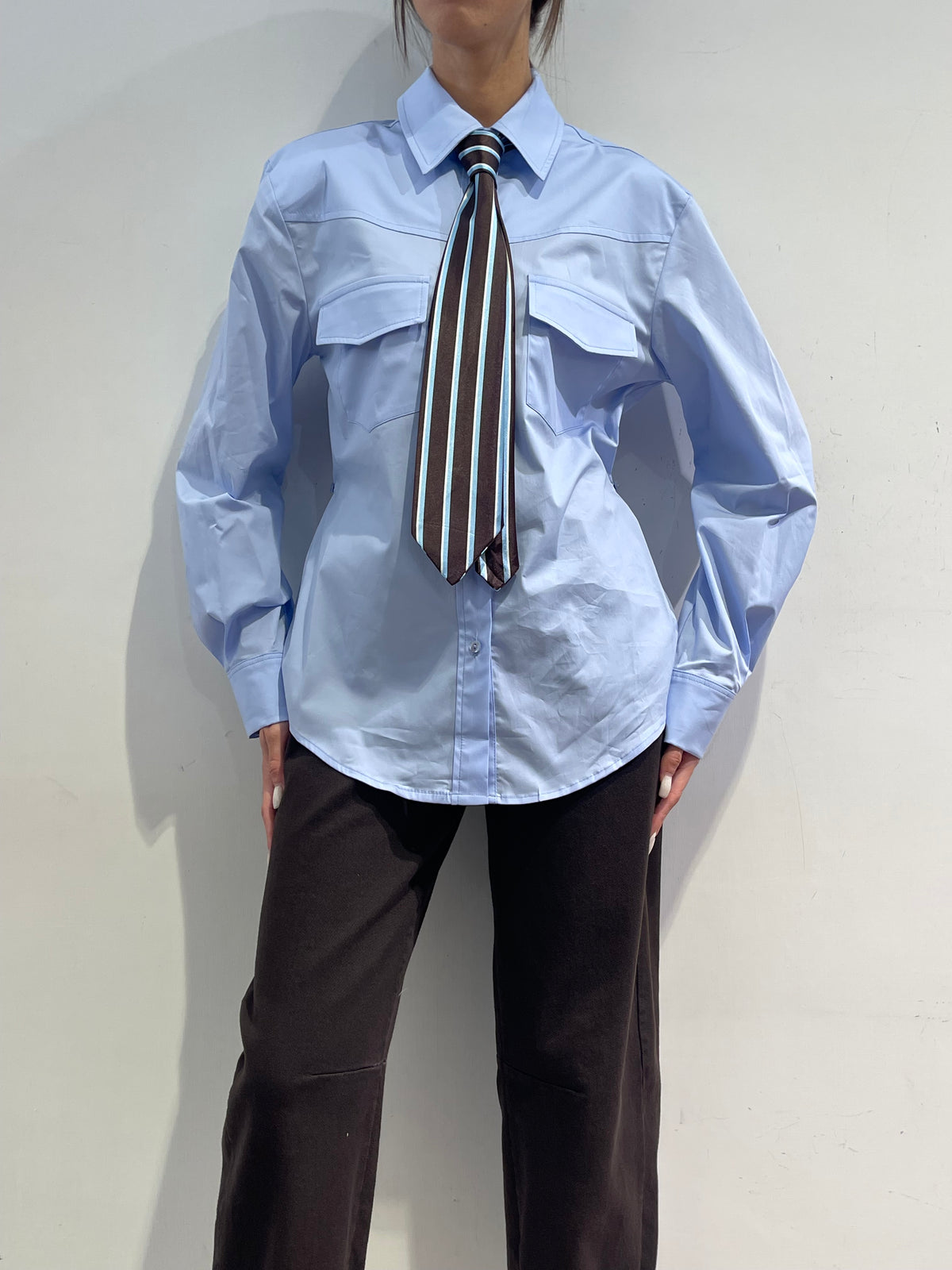 Tensione In - Camicia con tasche e cravatta celeste