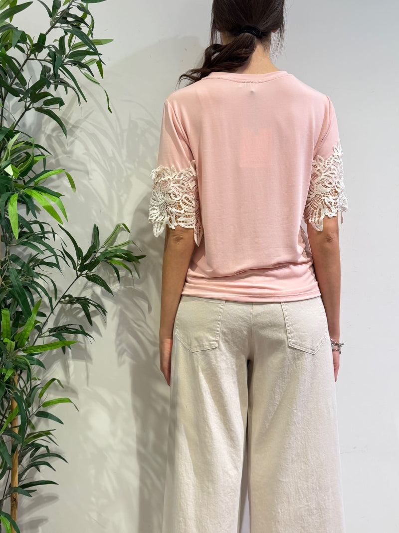 Le Streghe - T-Shirt con ricamo in pizzo rosa