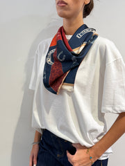Tensione In - T-Shirt over con foulard bianca