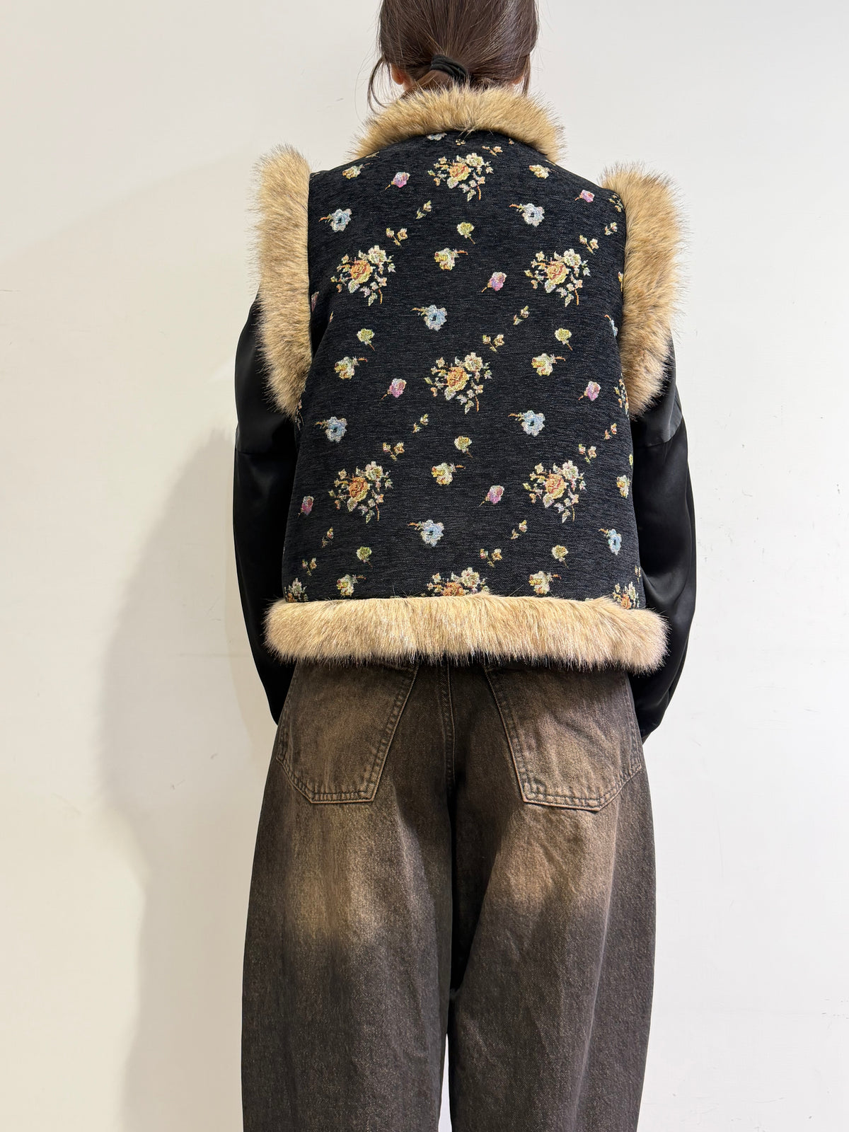 Philia Loft - Gilet con ecopelliccia ricami floreale nero