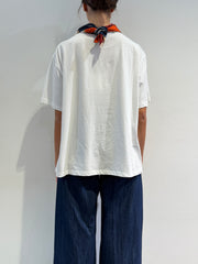Tensione In - T-Shirt over con foulard bianca