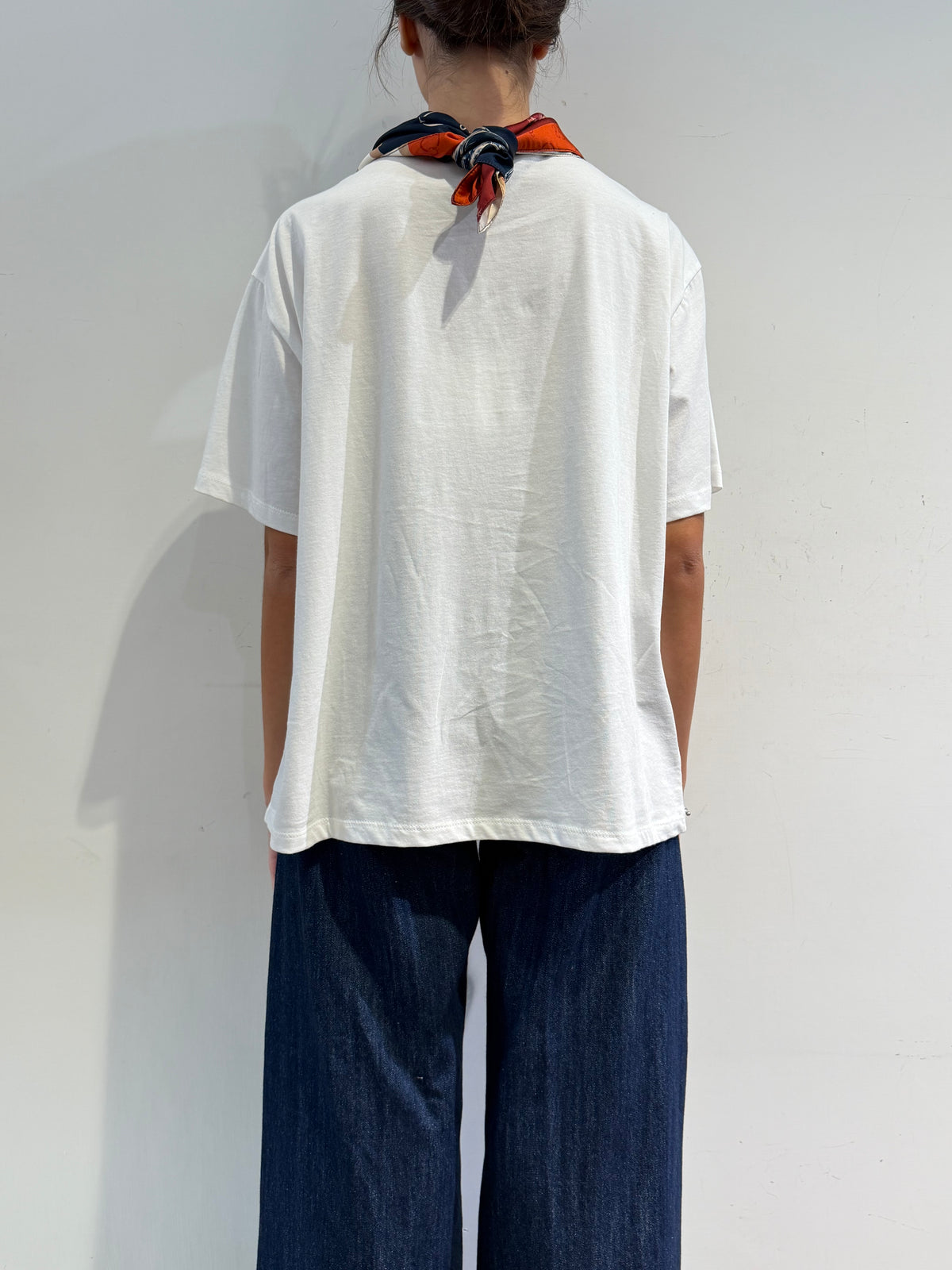 Tensione In - T-Shirt over con foulard bianca