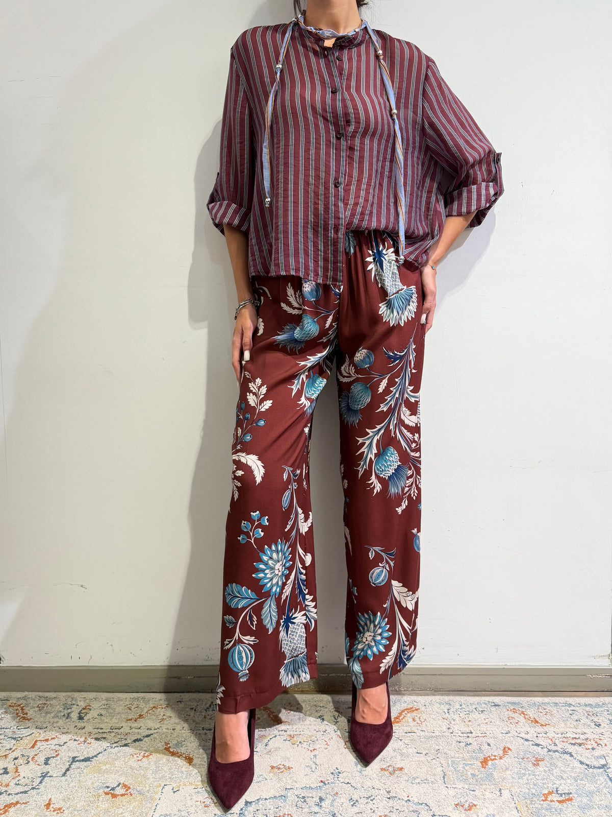 Haveone - Camicia in mussola a righe con collana bordeaux e celeste