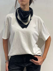 Le streghe - T-shirt bianca con bandana fantasia