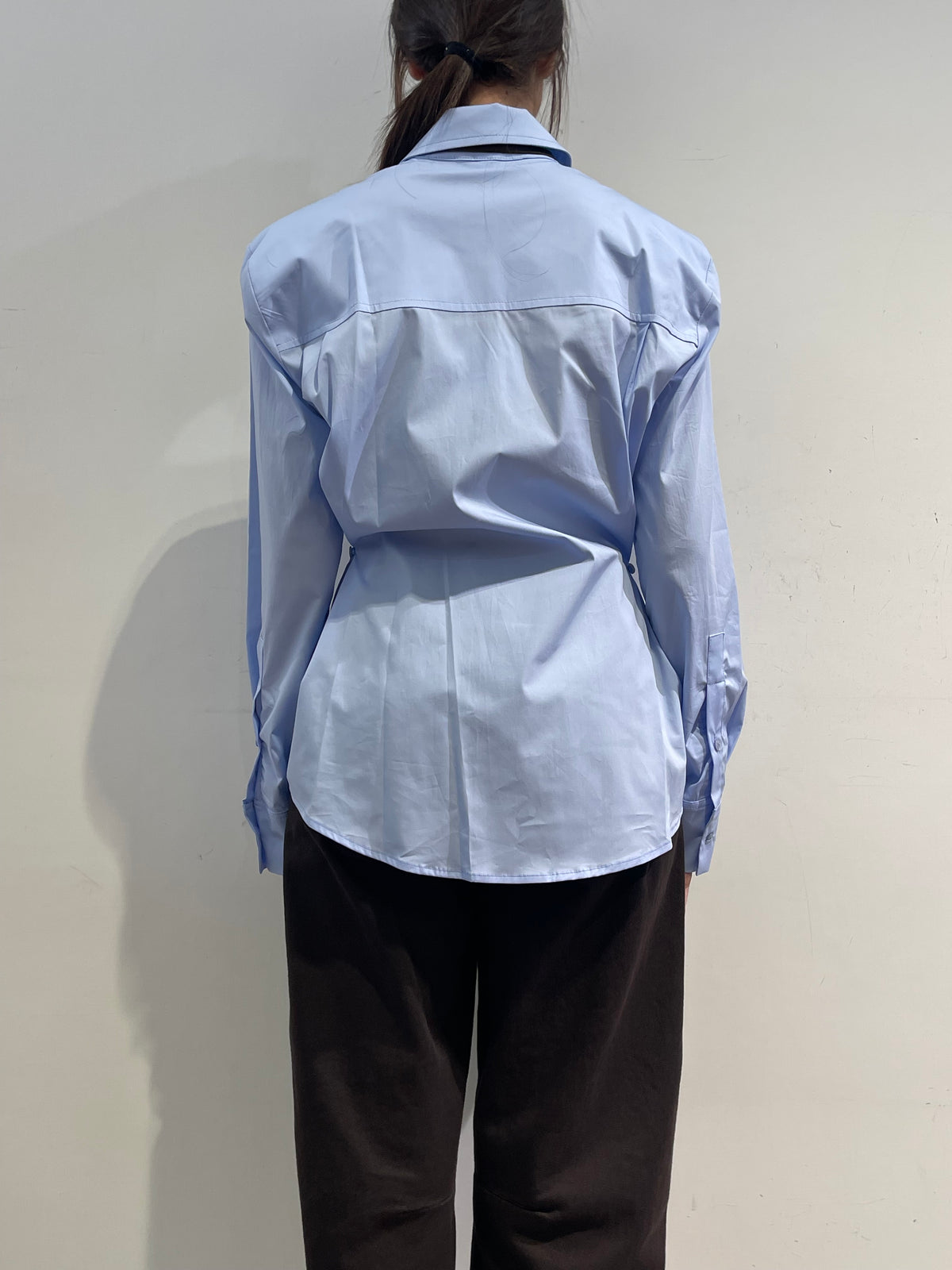 Tensione In - Camicia con tasche e cravatta celeste