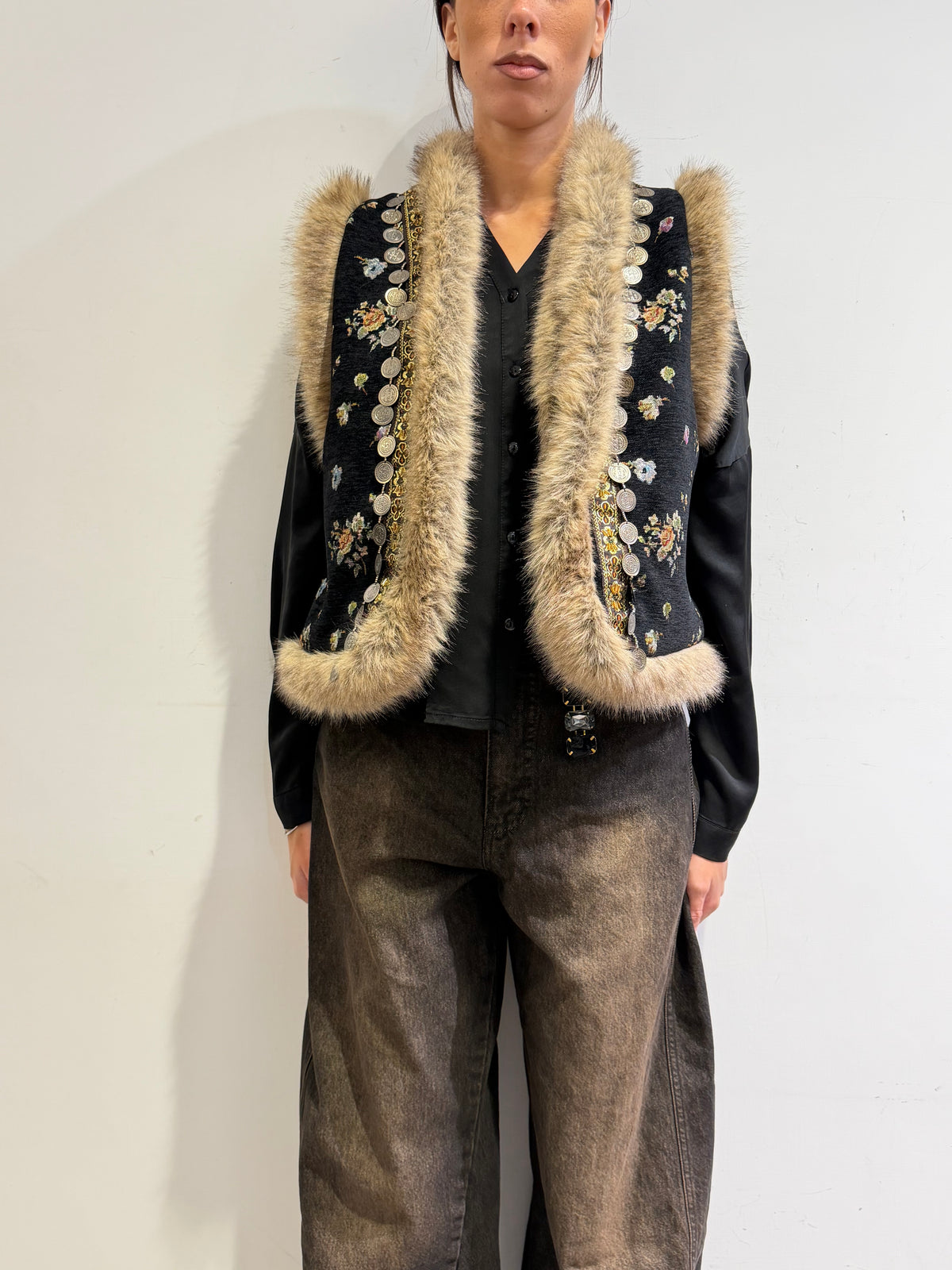 Philia Loft - Gilet con ecopelliccia ricami floreale nero