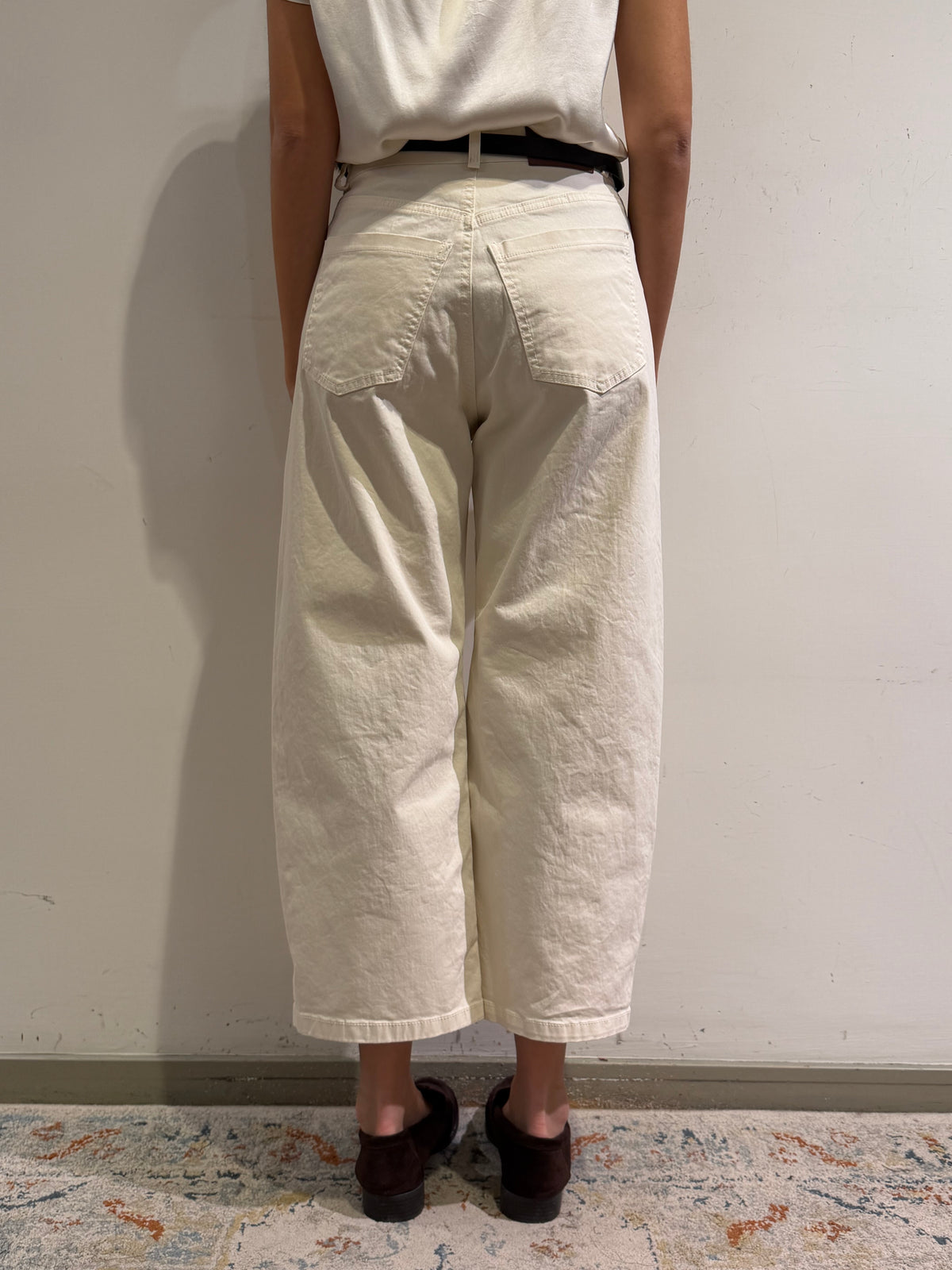 Tensione In - Pantalone barrel con cintura panna