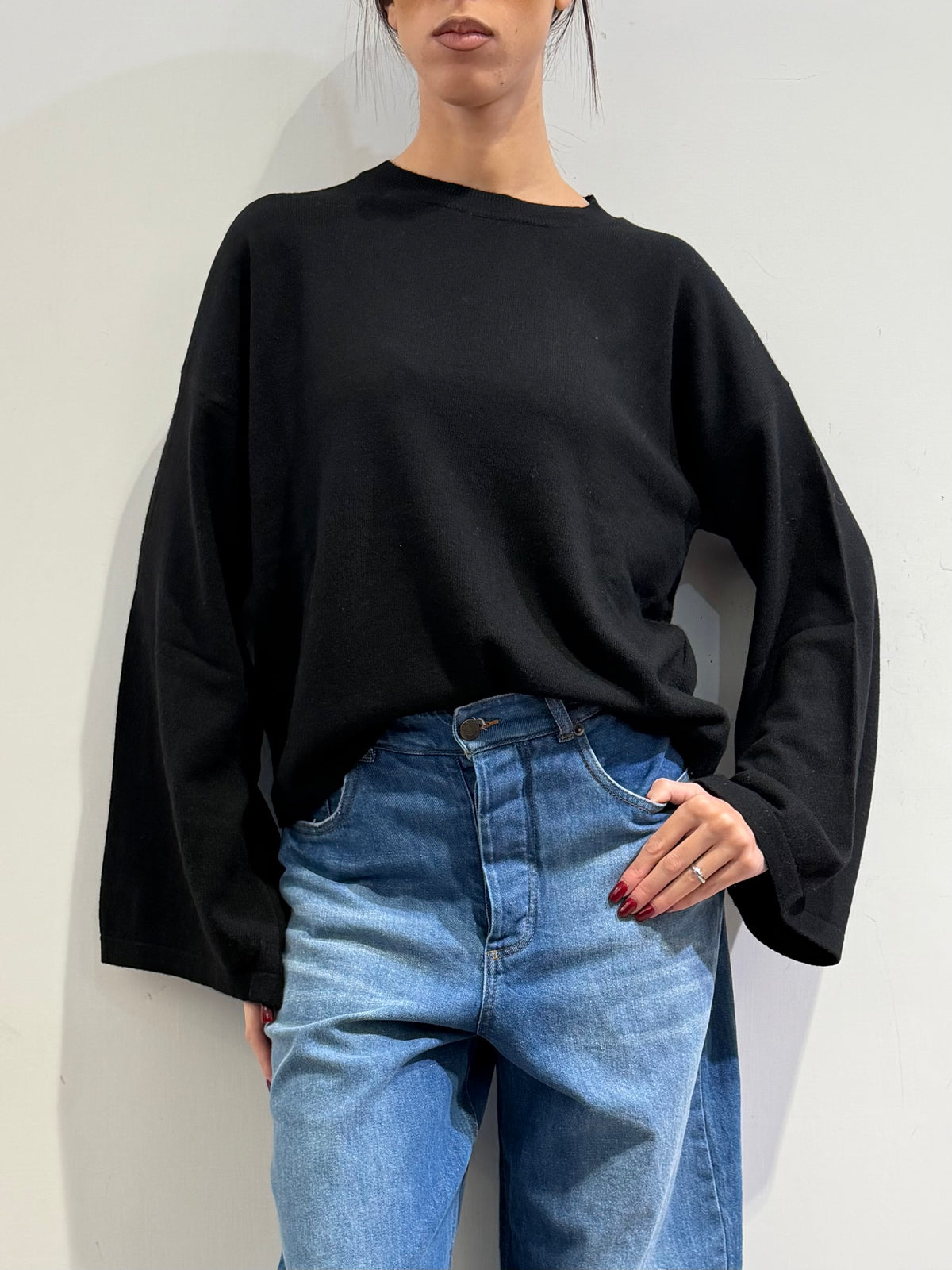 Tensione in - Maglia con fondo manica ampio nera