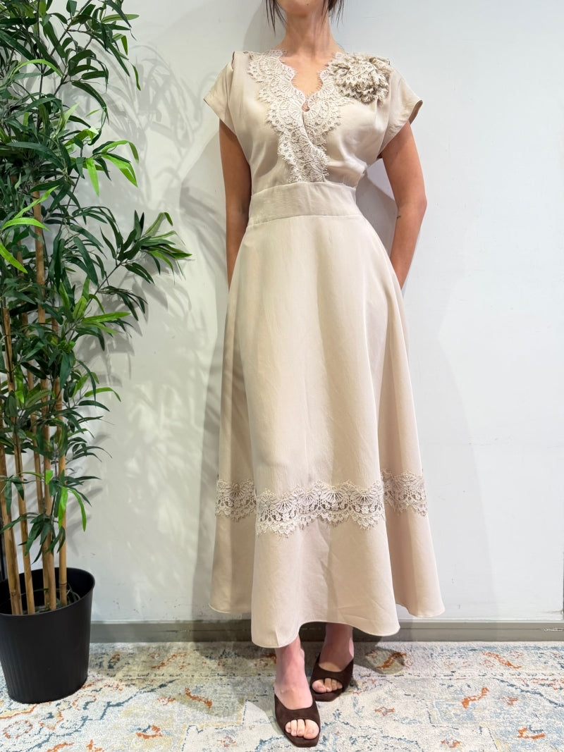 Motel - Vestito con ricami in pizzo e spilla beige