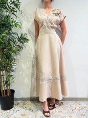 Motel - Vestito con ricami in pizzo e spilla beige