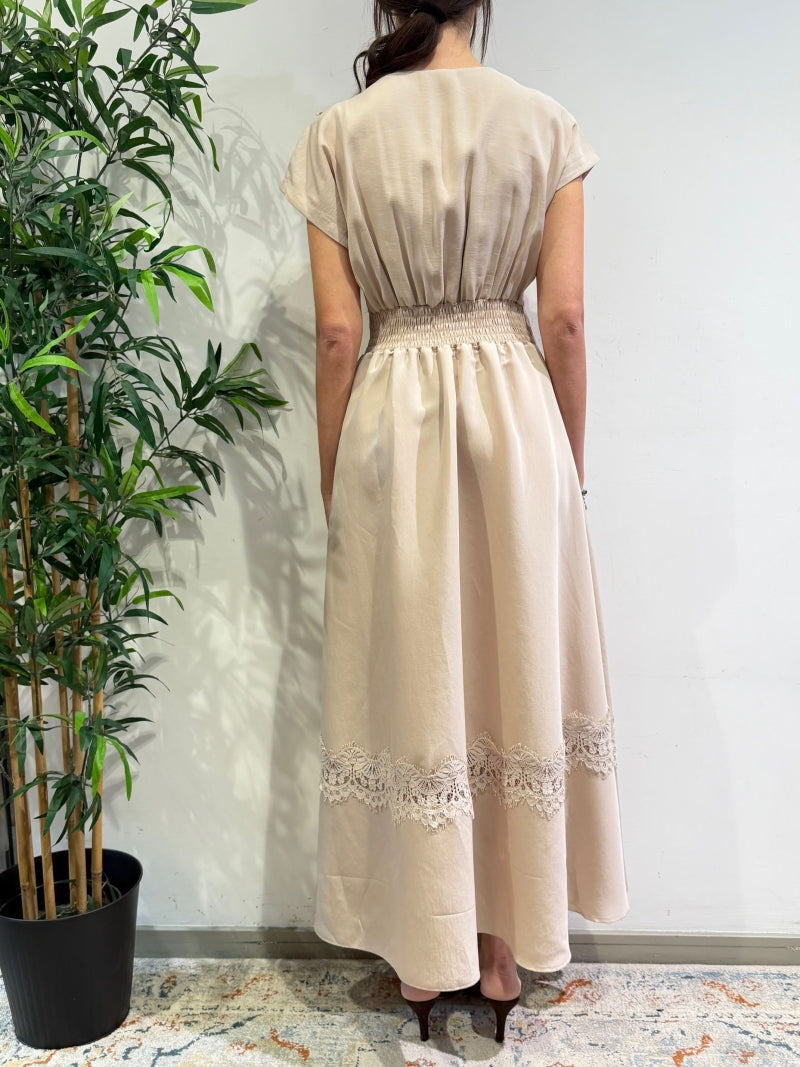 Motel - Vestito con ricami in pizzo e spilla beige