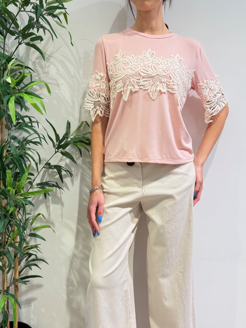 Le Streghe - T-Shirt con ricamo in pizzo rosa