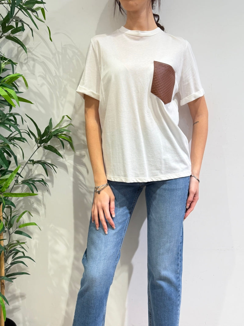 Tensione In - T-Shirt con tasca in ecopelle bianca
