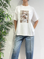 Vicolo - T-Shirt over giornale bianca