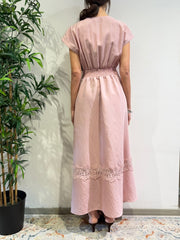 Motel - Vestito con ricami in pizzo e spilla rosa