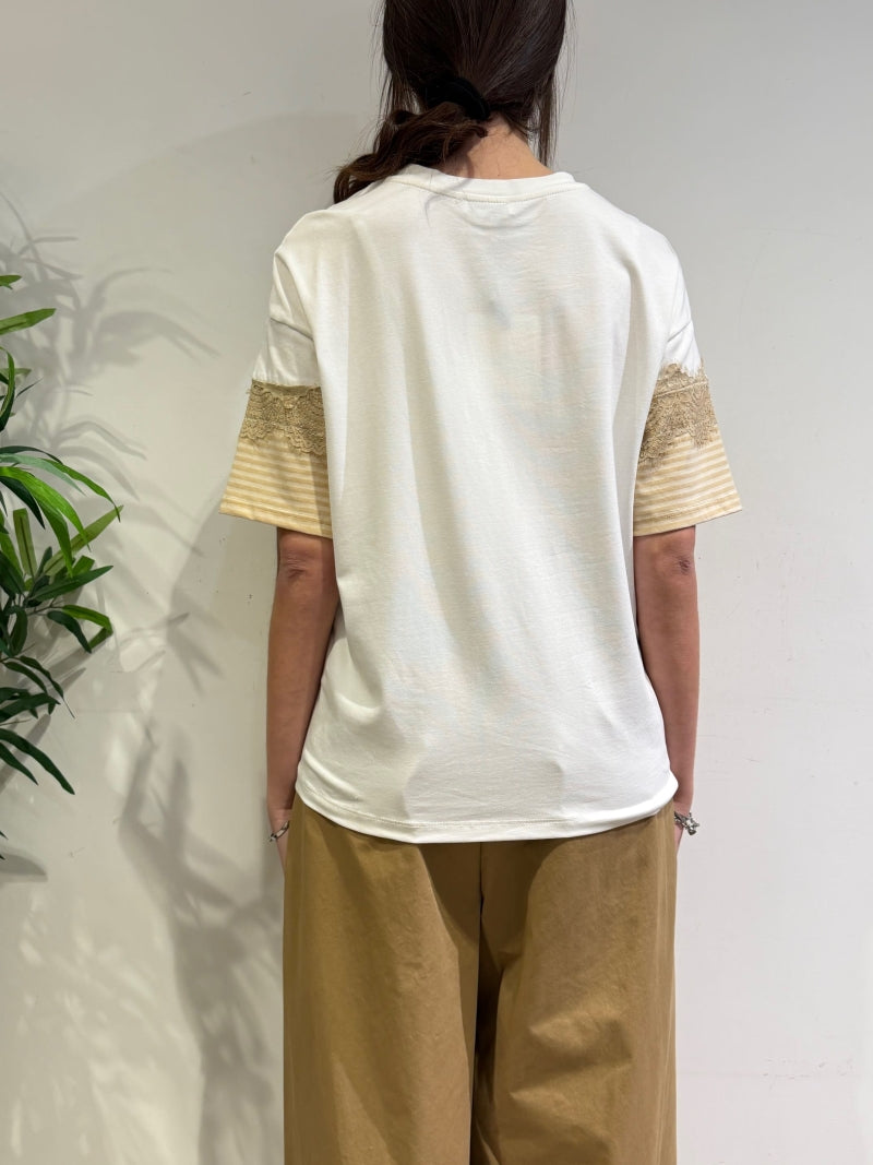 Le Streghe - T-Shirt righe con orlo in pizzo cammello