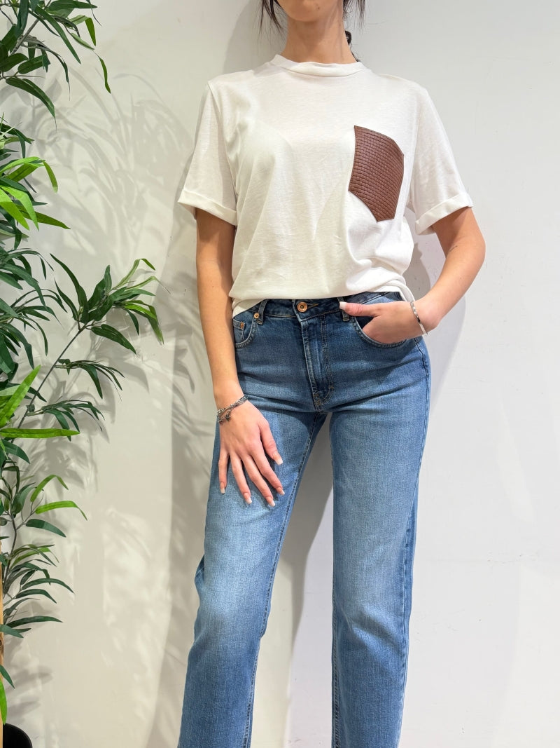 Tensione In - T-Shirt con tasca in ecopelle bianca