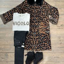 New in store 🖤 Cappotto Vicolo €185 T-shirt €45 Jeans €99 Stivaletti Ovyè €119 Acquista su www.closerstore.it e per info contattami tramite Direct o whatsapp al 3495274138 #newcollection #vicoloofficial #coat #animalier #style #fashion #fashionstyle #mood #ootd #ootdfashion #outfitinspiration #outfit #look #lookoftheday #sweater